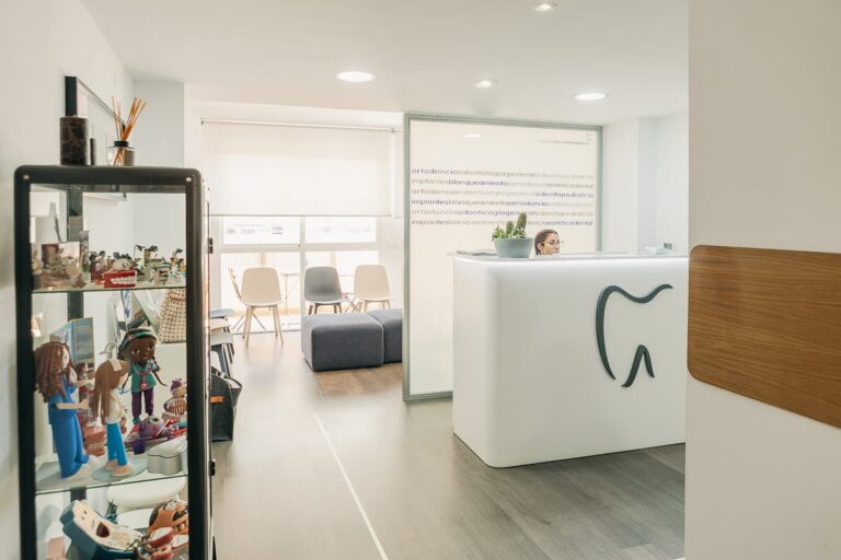 Ortodoncia en Teatinos Málaga_ Sala de espera de la clínica dental Requena